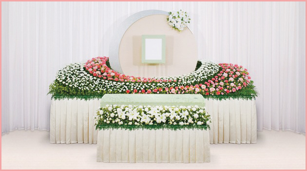 教会での葬儀のための生花祭壇。キリスト教の生花装飾。