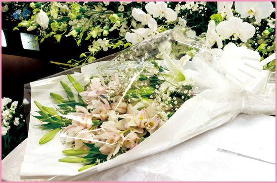 キリスト教葬儀の火葬式。
<p>お義母さんのためにクリスチャンお見送りを住宅にて施工して欲しい、というご注文を長男様より仰せつかりました。先に息を引き取った父上は毎週聖日礼拝へ参加していて、母君も同伴して聖日礼拝に参加することもよくあったそうです。ご主人が亡き後、熱心にバイブルの福音を学ぶようになったそうです。バプテスマを授かったわけではなく、宗教団体に所属していたわけでもないですけれども、母親のために本物の司祭に祈祷していただきたいというご依頼をいただき、住居でキリスト教追悼を執り行わせていただきました。